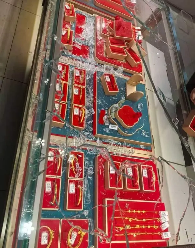 诚金资产 湖北两金店被劫，嫌疑人戴头盔，用锤子砸开四个柜台，抢走价值60多万元的黄金！警方通报：涂某某被抓获